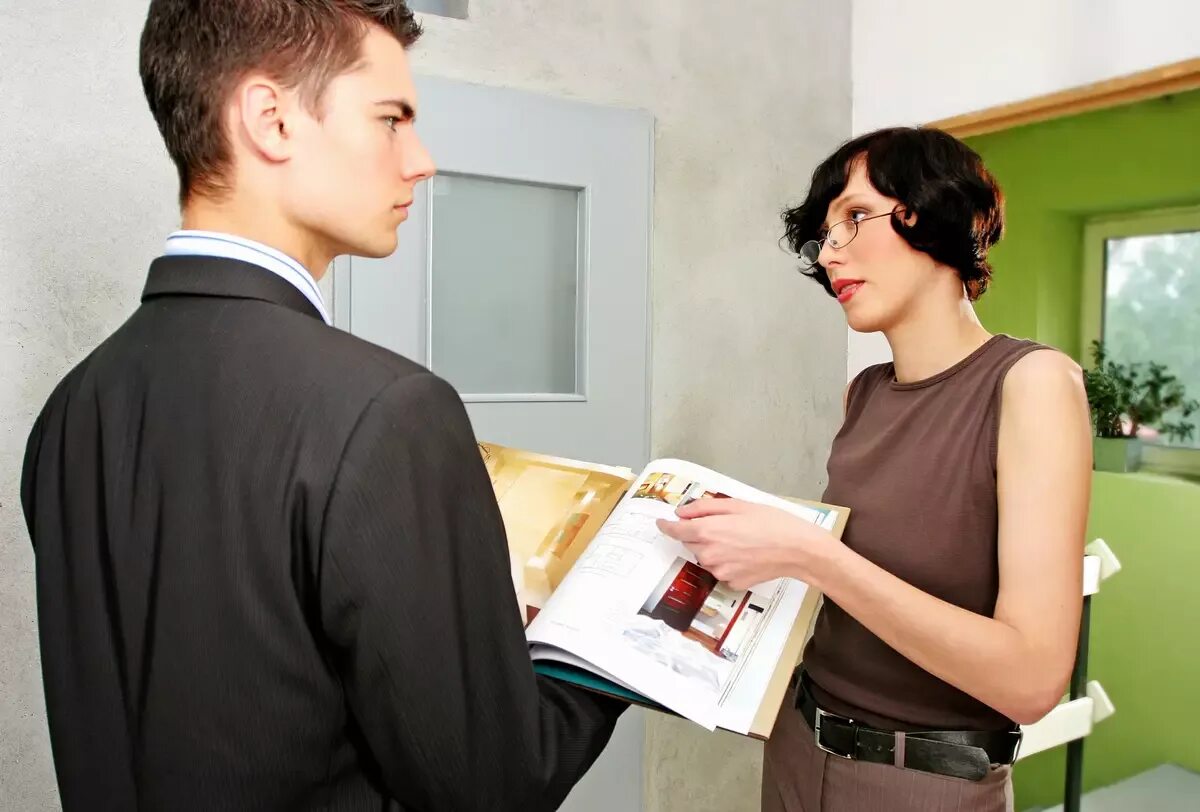 Выезд заказчиков. Работники на стройке. Общение с дизайнером. Инженер на объекте. Выезд заказчиков.