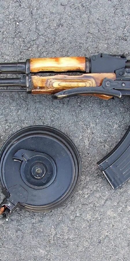 Как называется магазин автомата. Обойма ак 47 100 патронов. акмс автомат. акмс 7.62 с барабаном. ак 47 с магазином на 100 патронов.