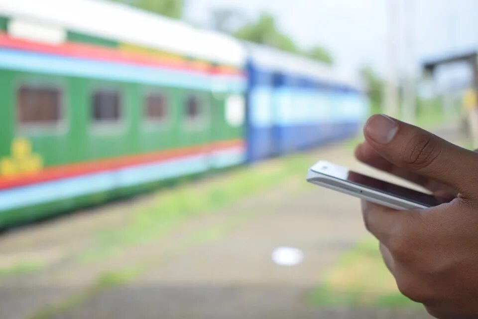 Listening to music on a train. Бизнесмен в поезде. Структурная схема оконечной станции ррл. Связь в поезде. Связь в поезде.
