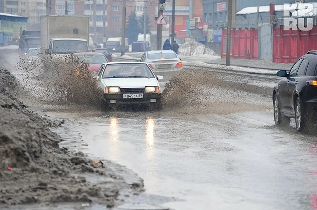 Снег весной на дороге. Слякоть на дороге. Лужи на дорогах весной. Грязь на дороге.