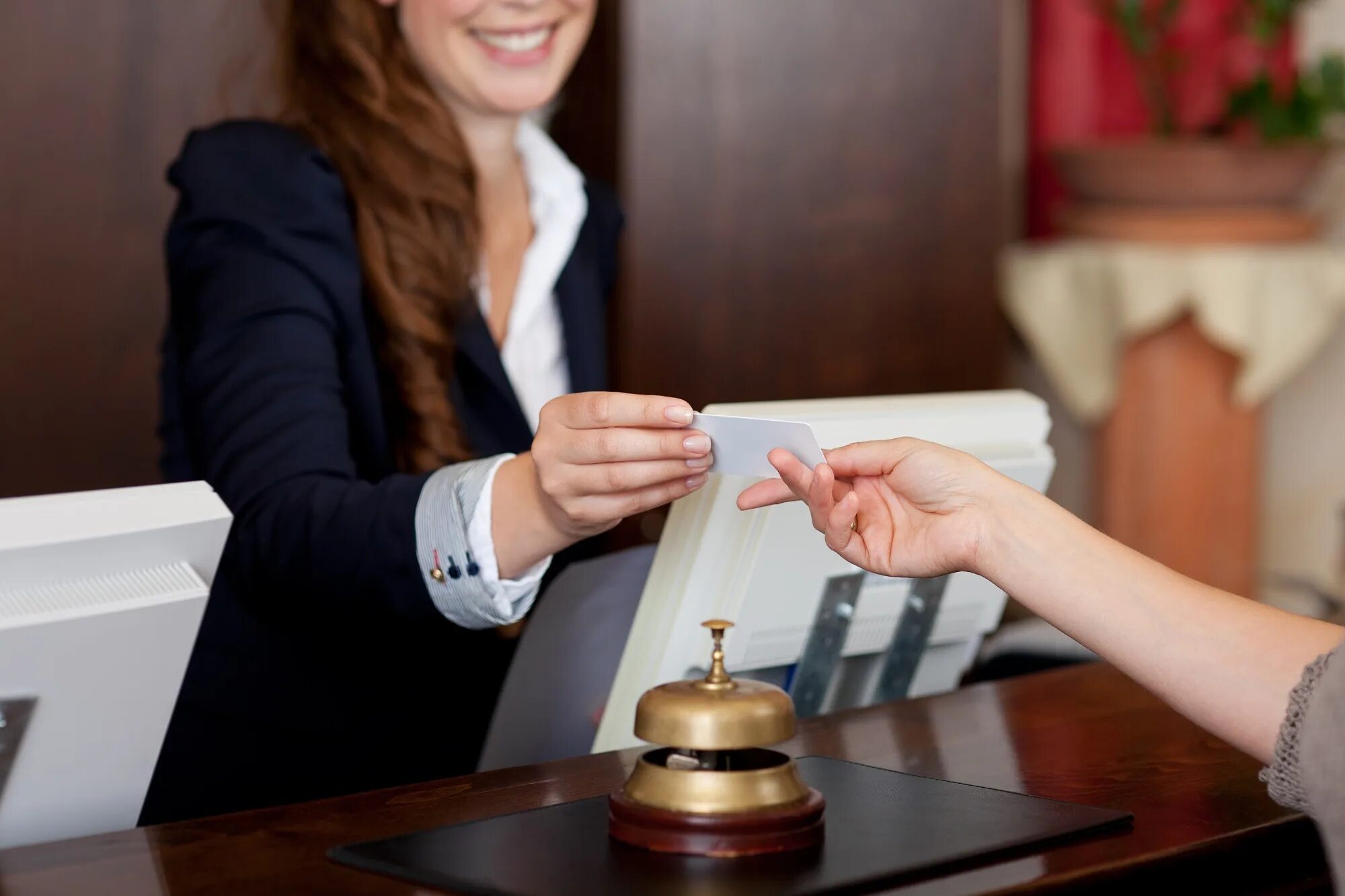 Служба guest services сотрудники. Гостиничный сбор. Администратор в отеле. Управляющая отелем картинки. Гостиничный бизнес.