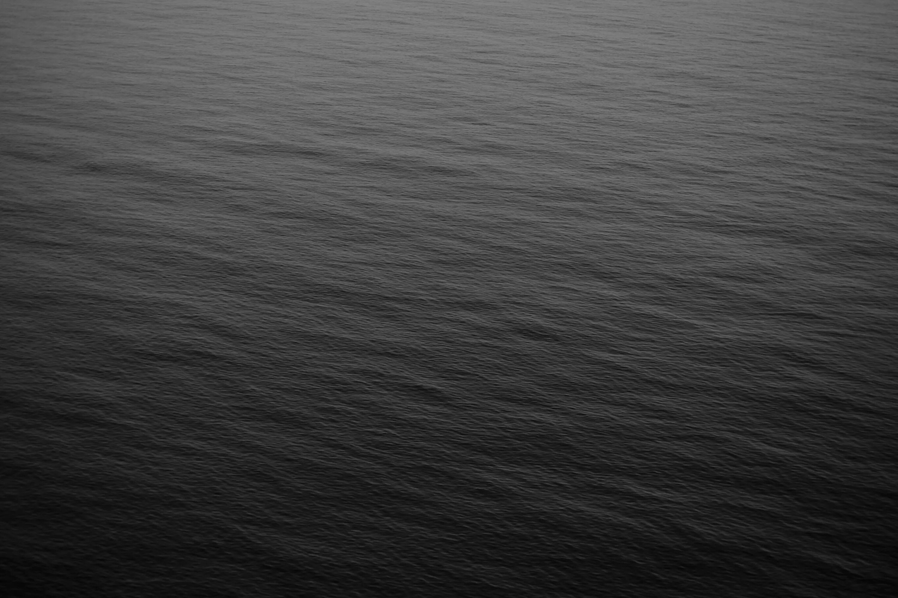 Темная текстура. Темное море. Море черного цвета. Темный фон.