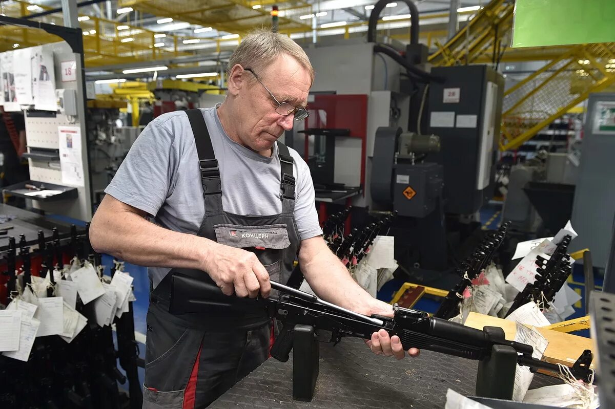 Завод оружия. Работа на оружейном заводе. Оружейный завод в калуге. Оружейный цех. Ижмаш калашников.