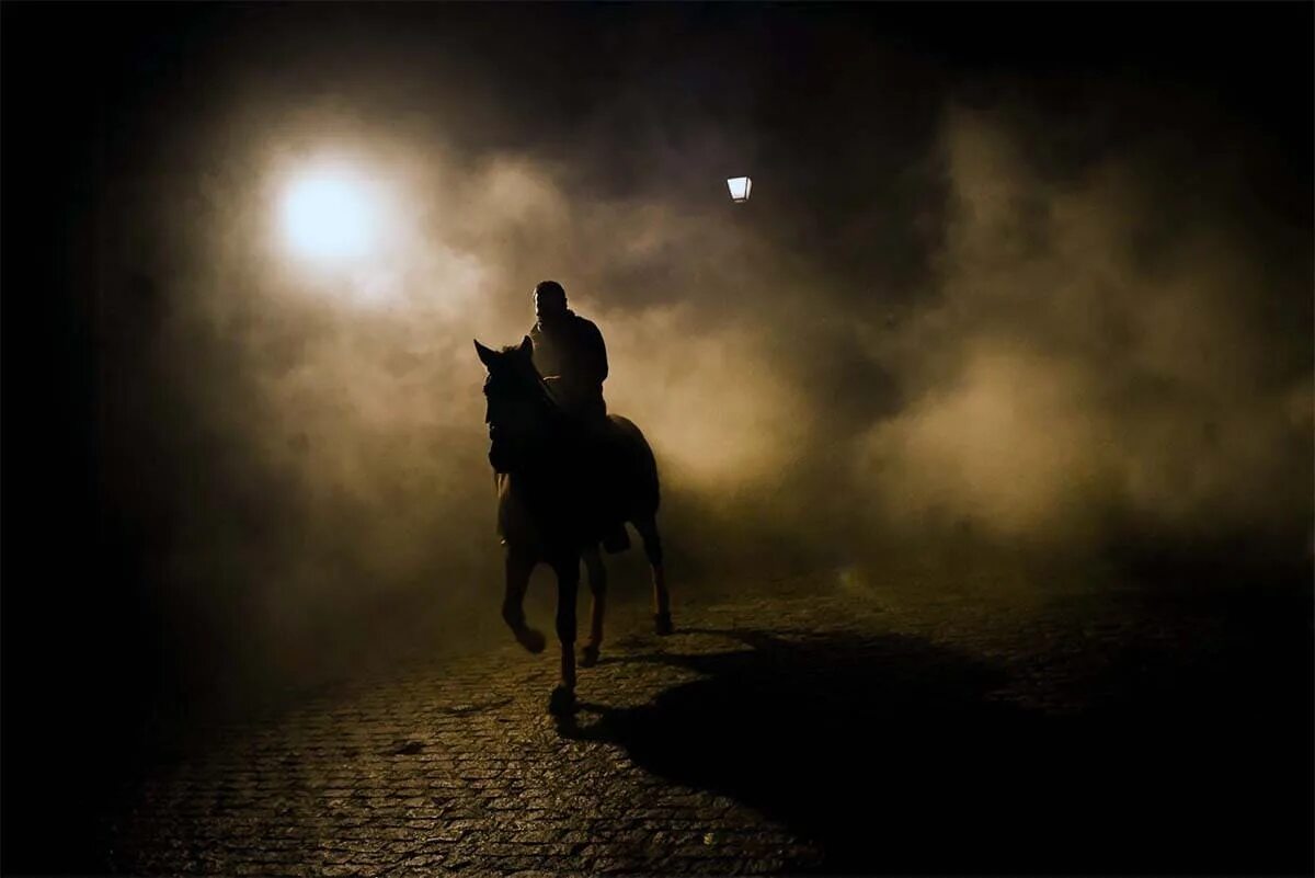 Ночной всадник. Конь ночью. Всадник в тумане. Всадник на коне ночью.
