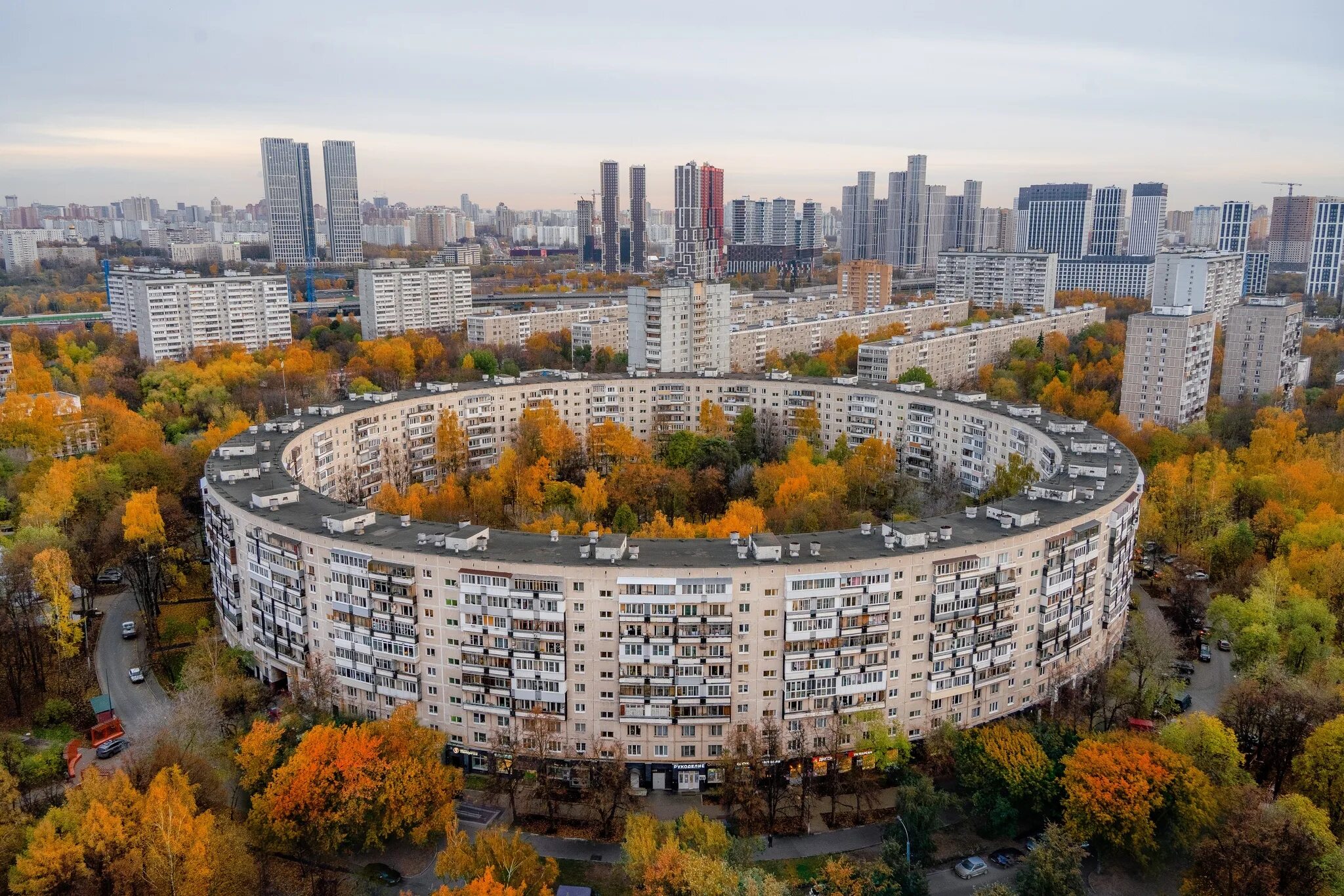 Кольцевая дом 1. Улица Довженко Москва круглый дом. Круглый дом Нежинская 13. Круглый дом Очаково-Матвеевское. Круглый дом на Нежинской улице в Москве.