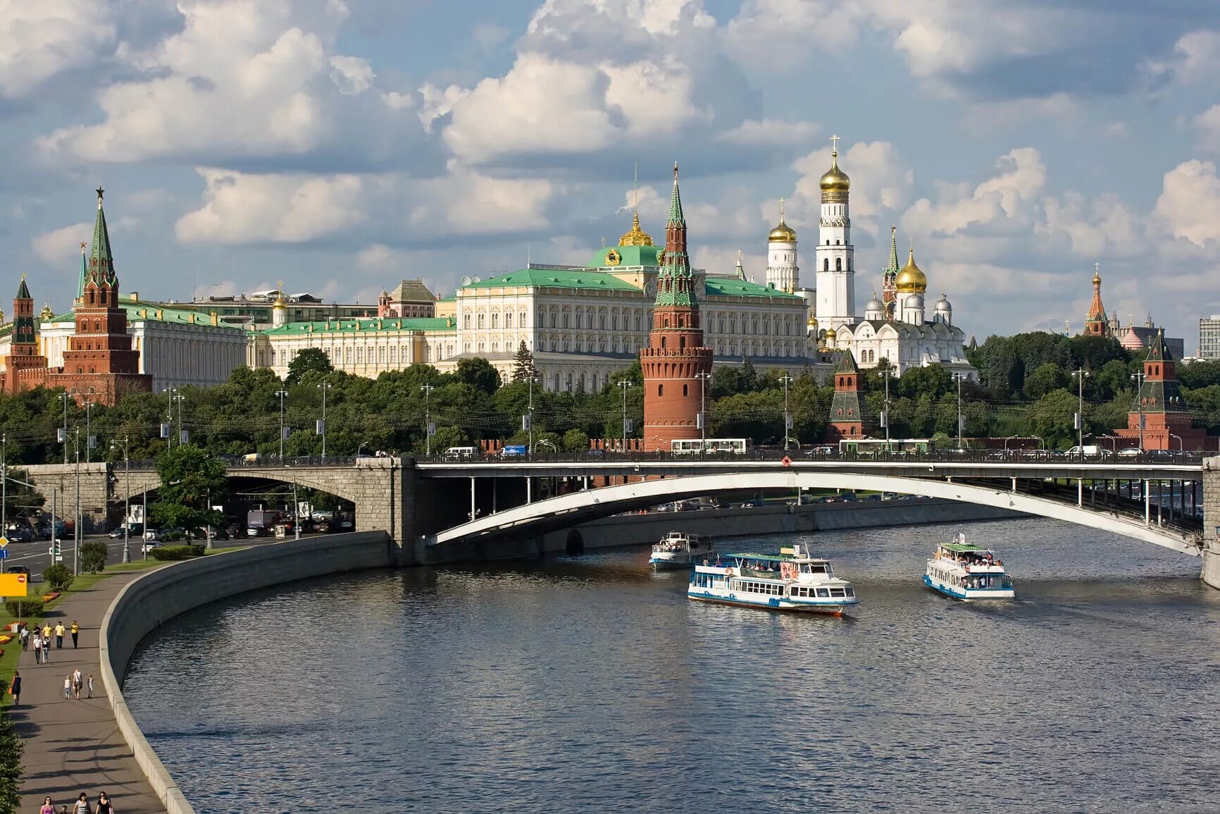 Москва река основная мысль. Кремль Москва с Патриаршего моста. Московский Кремль вид с Патриаршего моста. Зарядье вид на Кремль. Вид на Кремль с Патриаршего моста.