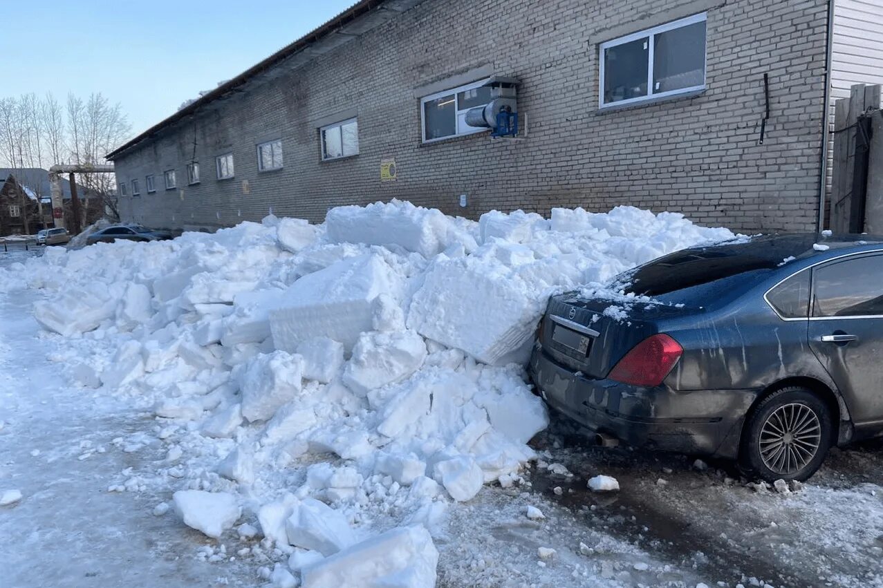Снег растает снег сойдет. Сход снега на машину. Сход снега с крыши. Автомобиль завалило снегом с крыши. Сход снега с крыши на машину.