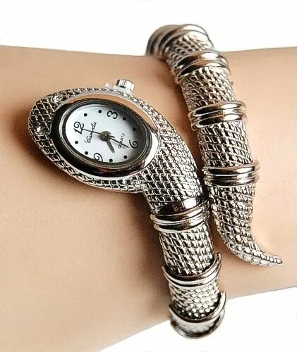 Watch snake. Часы со змеиным принтом. Часы змея с бриллиантами женские. Часы со змеей на циферблате. Cartier часы змейка.
