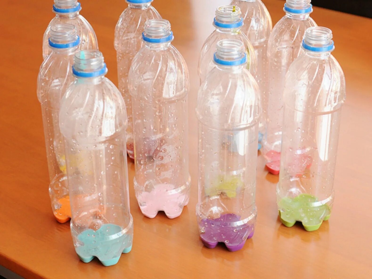 Просто бутылочки. Пластиковая бутылка. Маленькие пластиковые бутылки. Пластиковые бутылки поделки. Поделки из маленькой бутылки.