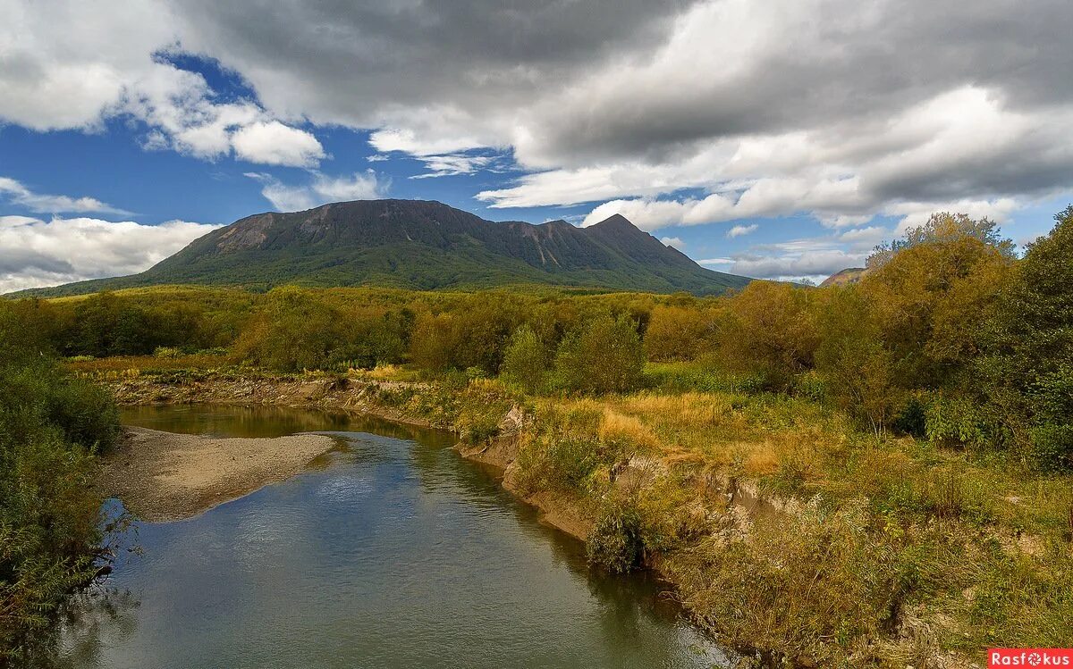 Река вал сахалинская область. Амурское сахалин. Пролив шелихова фото. Природа сахалина сопки. Маяк на мысе кузнецова.