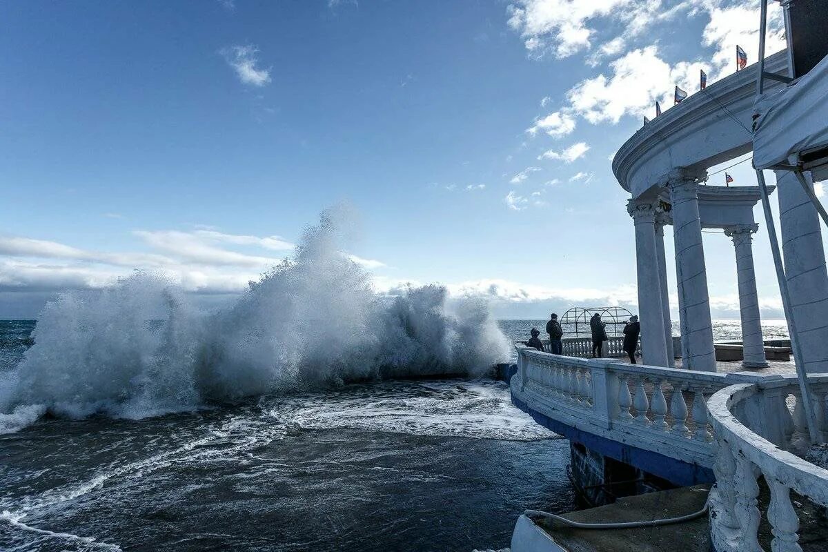 Погода в алуште 2022. Алушта Ротонда волна. Алушта. Ротонда на набережной. Алушта Крым зимой. Алушта морская Пристань.