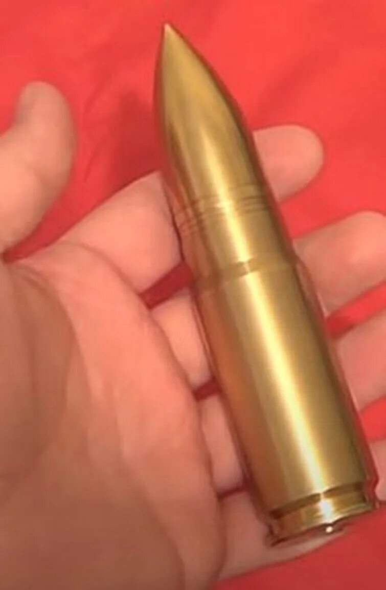 Большой патрон. 50 bmg патрон. Большой патрон. 50 бмг винтовка патрон. Огромная пуля.