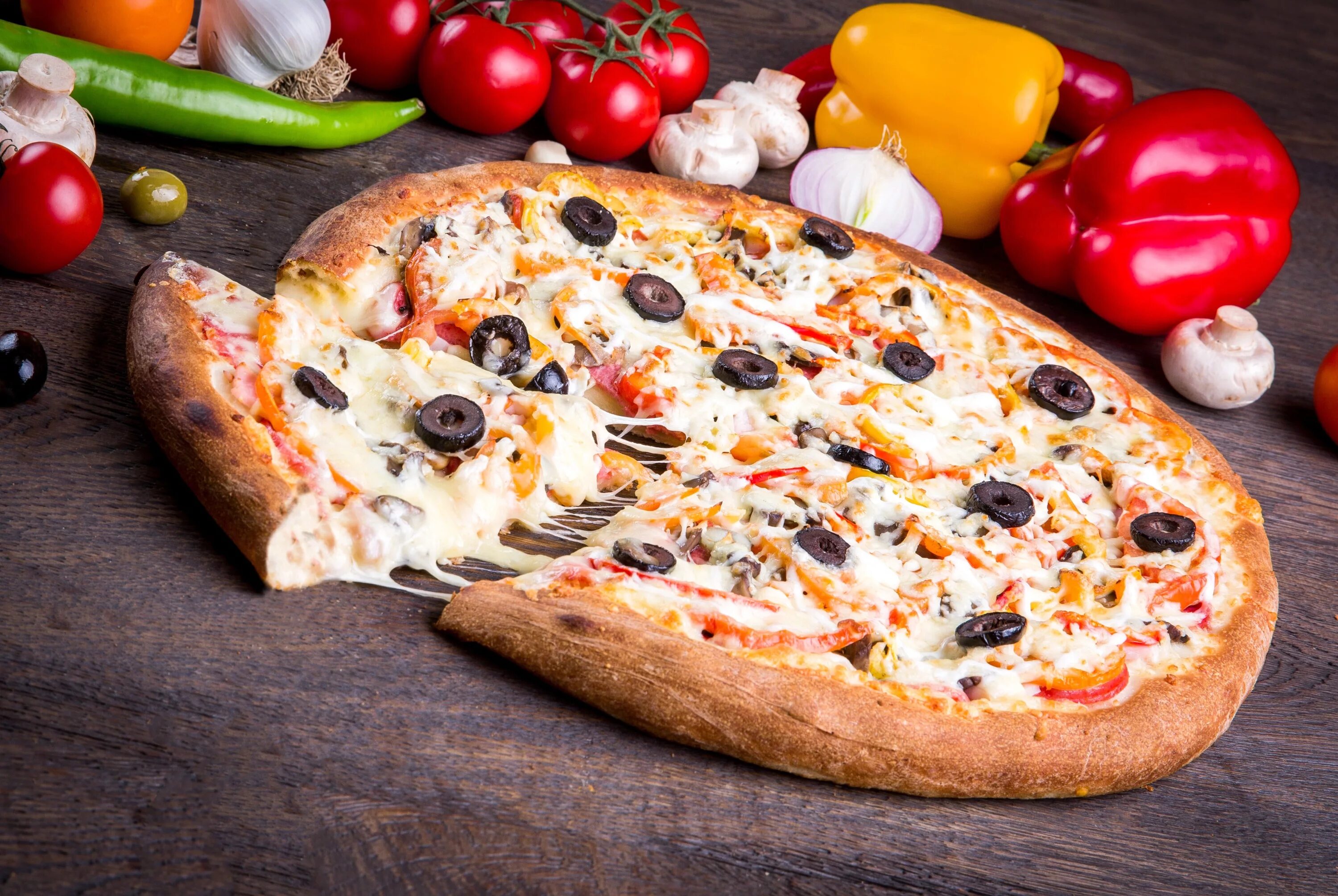 "Пицца". Красивая пицца. Итальянская пицца. Пицца с маслинами.