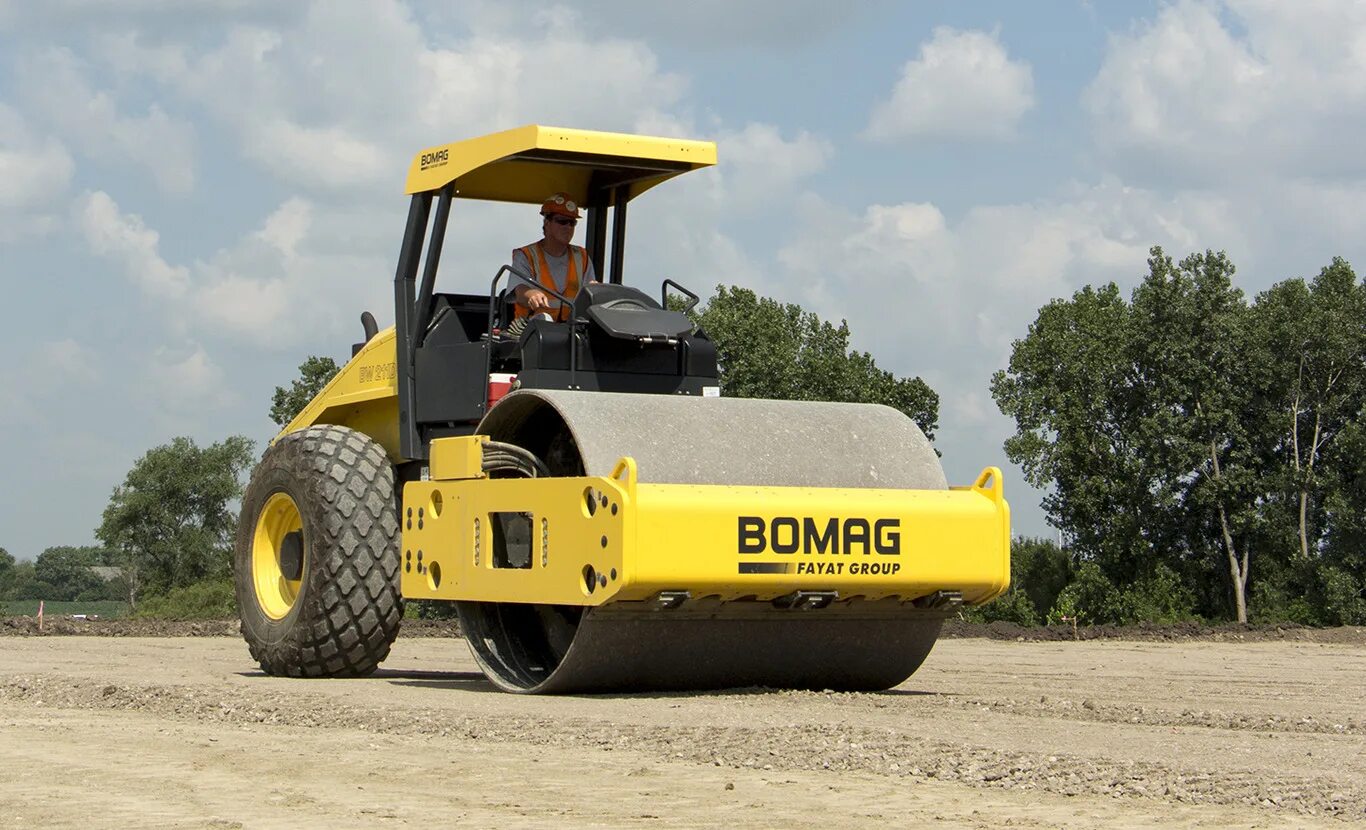 Каток с гладкими вальцами. Bomag BW 211. Каток Bomag BW 211. Каток Bomag 211d-40. Каток Bomag BW 211 D-4.