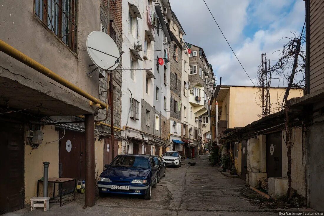 Гаражи сочи фото. Фавелы в сочи. сочинские фавелы варламов. гаражные фавелы в сочи. гаражное гетто сочи.