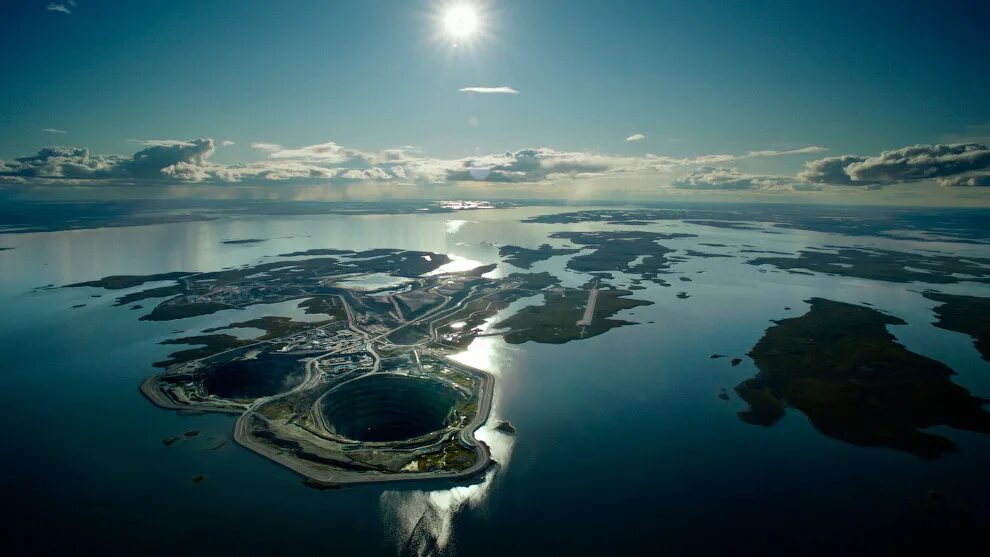 3 самый большой остров на земле. Алмазный рудник Дьявик (Канада). Карьер Дьявик Канада. Алмазный карьер Дьявик Канада. Алмазная шахта Диавик Канада.