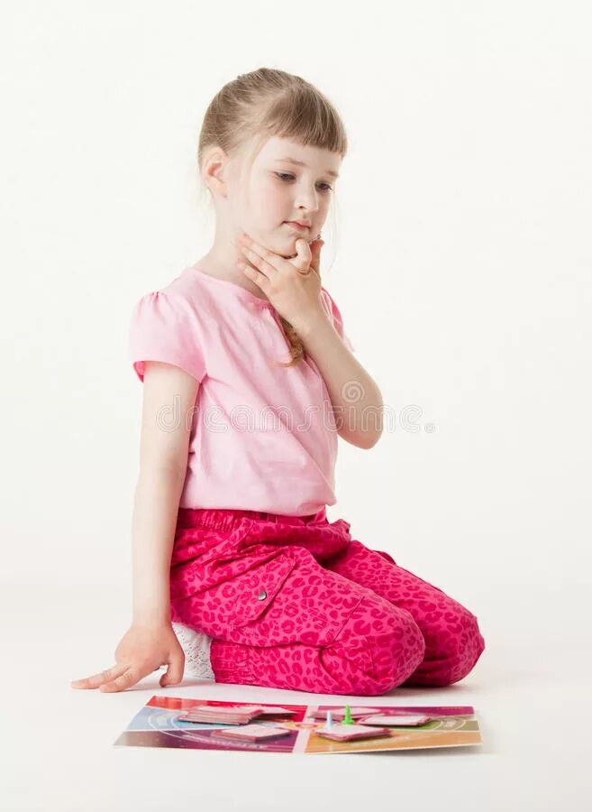 Маленькая девочка сидит на камне. Девочка сидит. Девочка сидя на полу. Девочка сидит на полу. Ребенок тихоня.