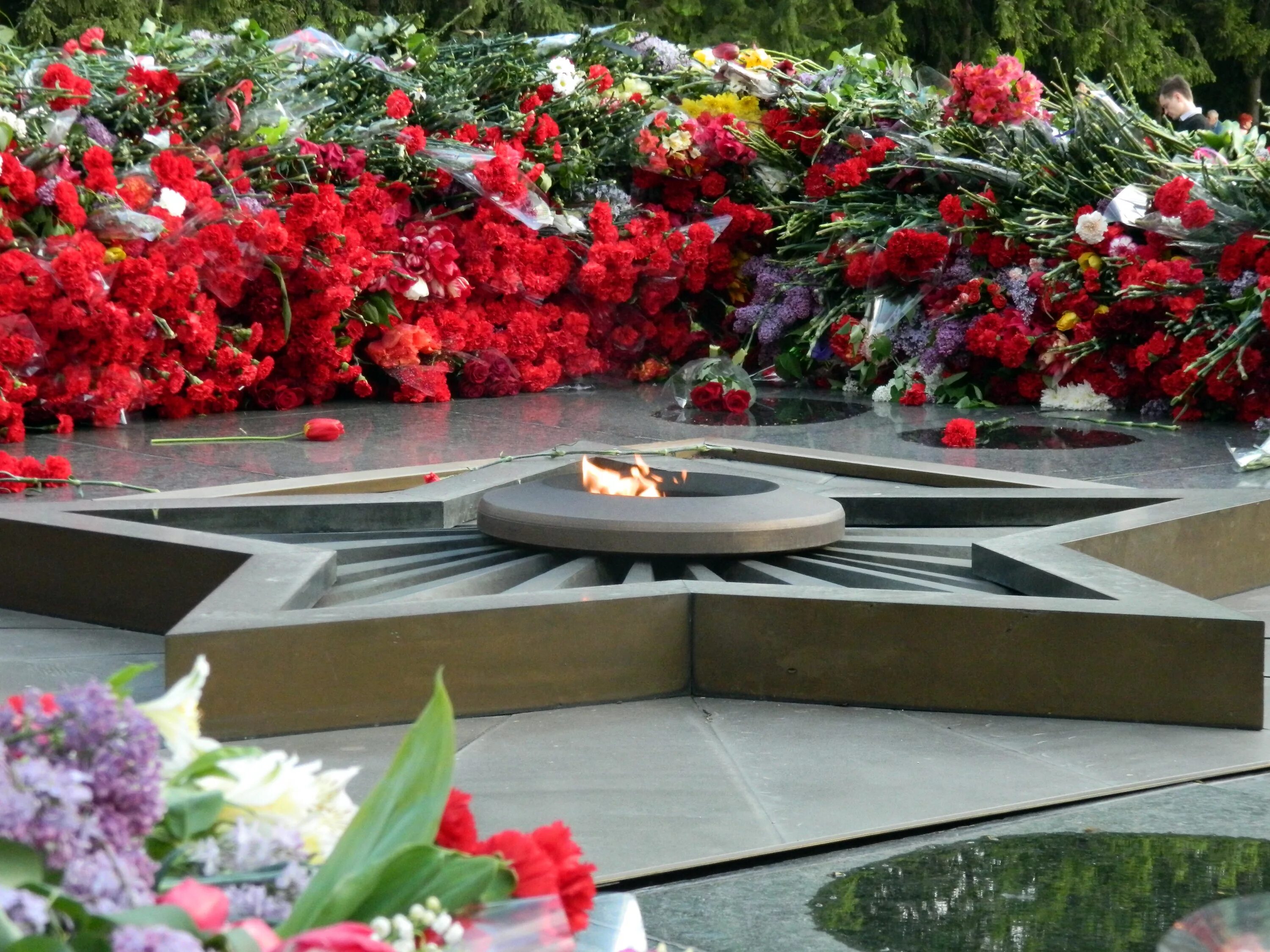 Памятник 9 мая 1966 года в магнитогорске. Цветы на памятник. Памятники ко Дню Победы. Мемориал ко Дню Победы. Монумент 9 мая.