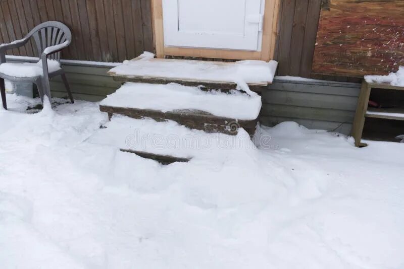 Дом в снегу. Зимнее крыльцо. Заснеженное крыльцо. Снег на крыльце. Снег у крыльца как.