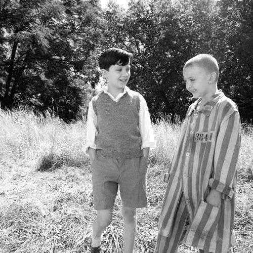 Мальчик в пижаме сюжет. Эйса Баттерфилд мальчик в полосатой пижаме. Мальчик в полосатой пижаме 2 часть. Мальчик в полосатой пижаме Гретель.