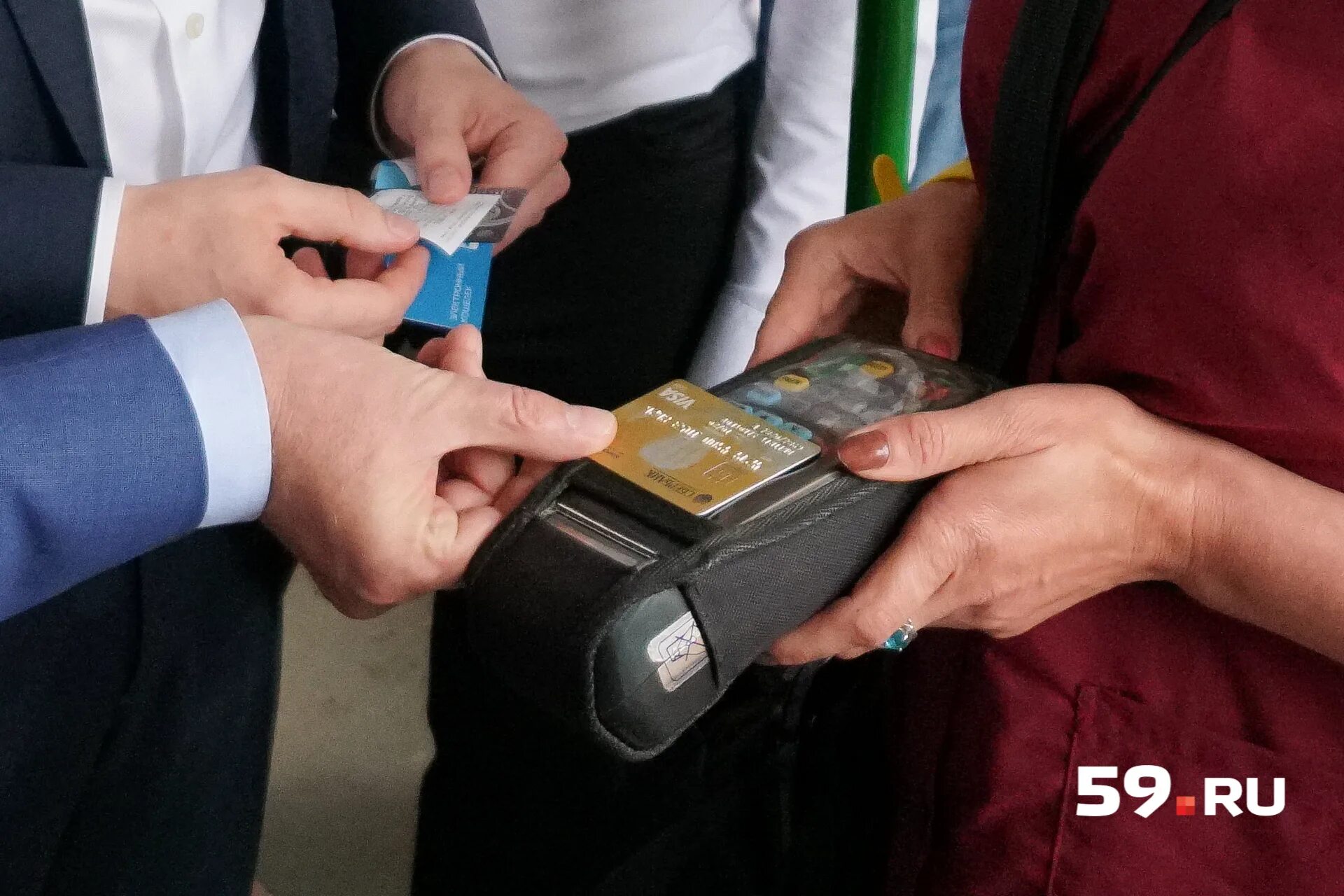 Оплата банковской картой в троллейбусе. Терминал в автобусе. Наклейка оплата картой автобус. Проездной на троллейбус. Бесконтактная оплата в маршрутках.