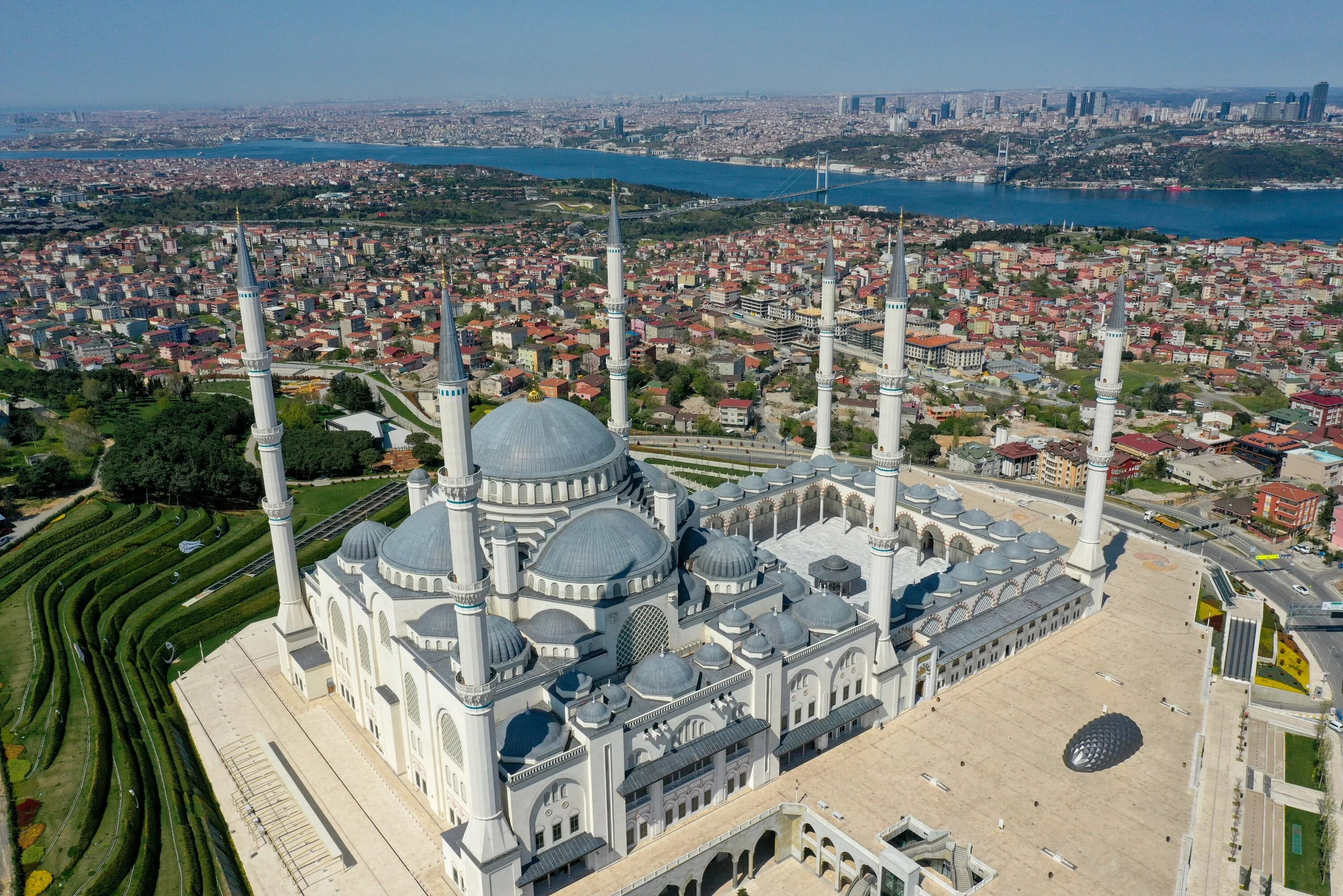 Самые крупные мечети. Мечеть Чамлыджа в Стамбуле. Мечеть Camlica Стамбул. Самая большая мечеть в Стамбуле Чамлыджа. Мечеть Чалымджа Стамбул.