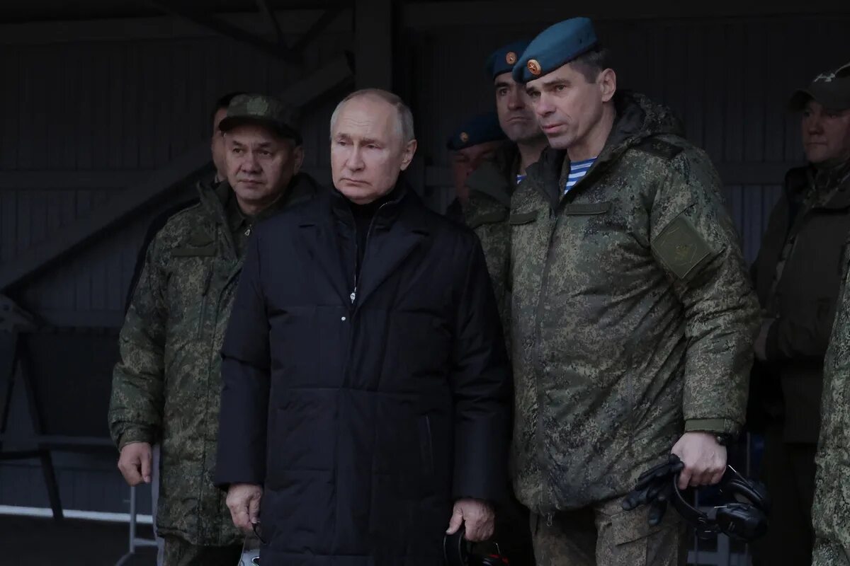Выступление шойгу 7 октября 2025 о мобилизованных. Путин на полигоне. путин на полигоне в рязани. путин на полигоне в рязани 2025. путин и шойгу на полигоне.