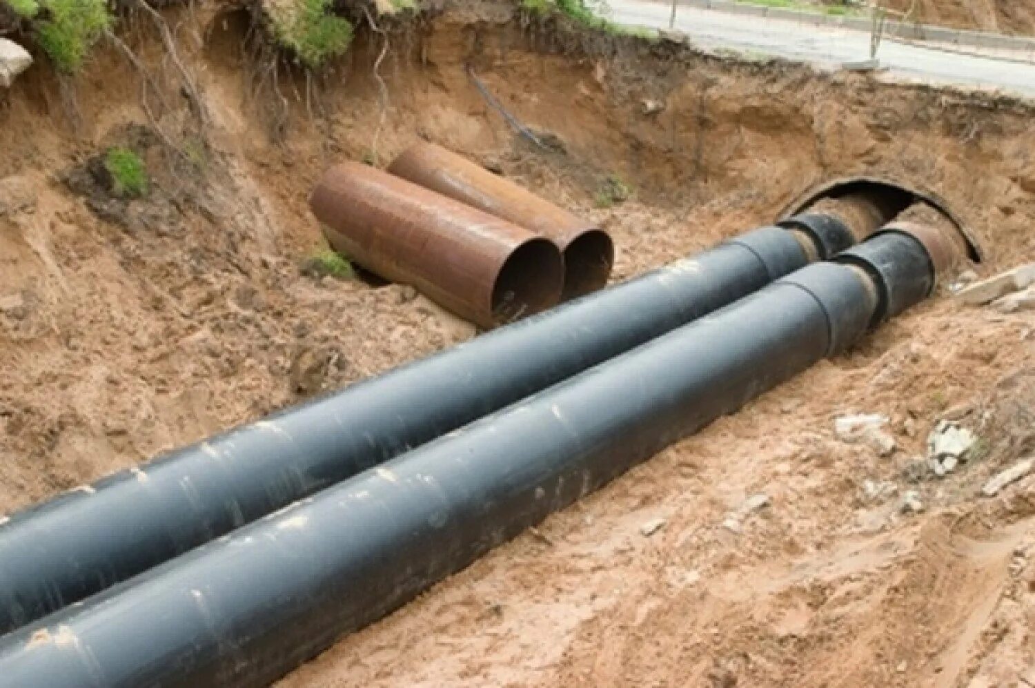 Трубы для водоотведения. Две трубы открытые. Задачи на работу. Прокладка водопровода д200. Две трубы открытые.