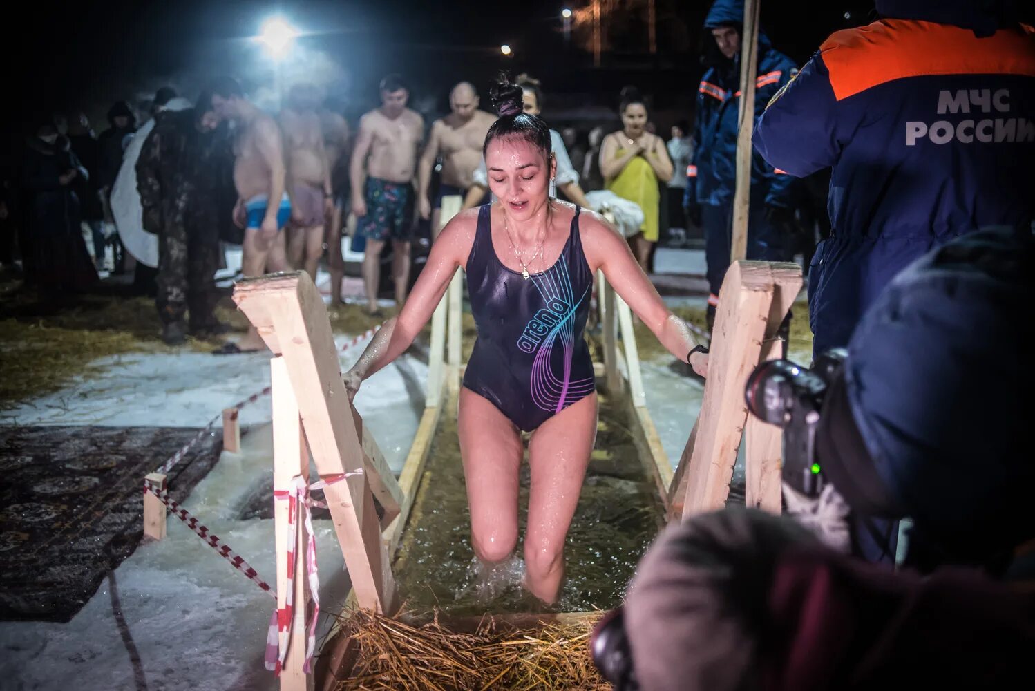 Крещенские купания в бийске 2020. Девушки в проруби на крещение. Крещенские купания 2024 девушки. Крещенское купание в 2022 году. Крещенские купания 2014 фото девушек.