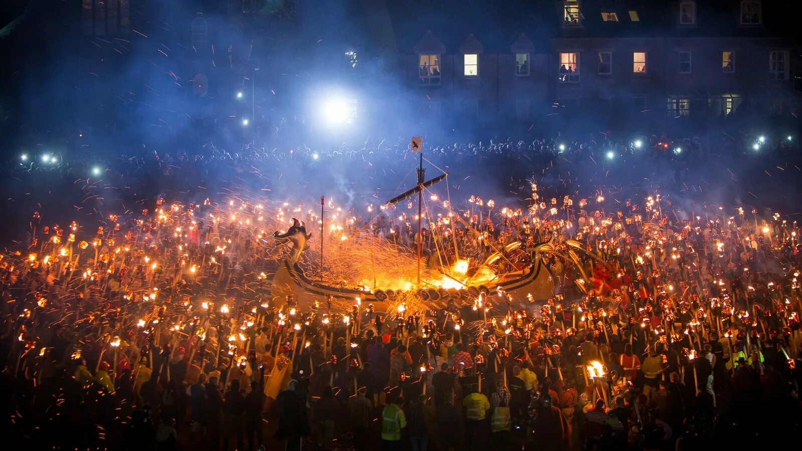 Фестиваль огня апхеллио в шотландии (up helly aa). Ап хелли аа (up helly aa) в шотландии. Фестиваль огней в японии. Fair festival. Фаер фестиваль.