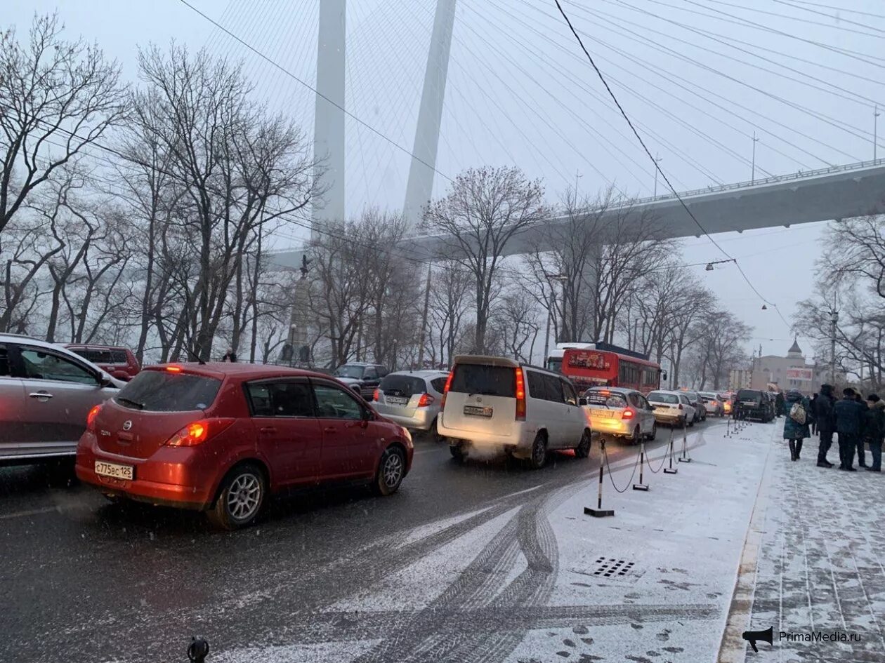 Есть дорога на владивосток. Дороги Владивостока сейчас. Обстановка на дорогах Владивостока сейчас. Снегопад во Владивостоке. Владивосток зима.