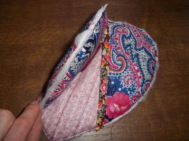 косая бейка на прихватке. обработка края прихватки способы. обтачка для прихватки. бейка для прихватки. прихватка с петелькой.