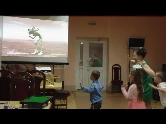 Ритмика в детском саду. Танцевальные движения для детей. Детские танцы повторялки для малышей. Веселые танцы повторялки. Ритмика для детей.