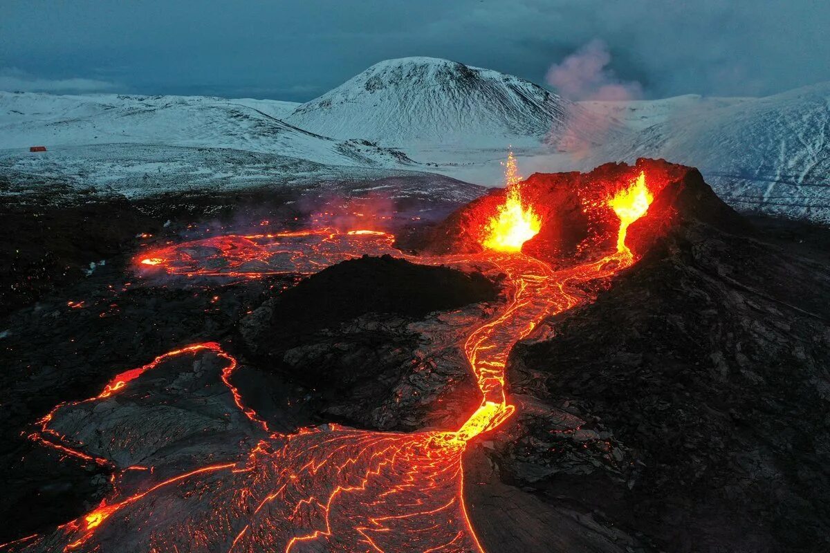 Наивысший действующий вулкан европы. Извержение вулкана эйяфьядлайёкюдль 2010. Вулкан в Исландии Эйяфьятлайокудль. Извержение вулкана в Исландии 2010. Вулкан Исландии Эйяфьятлайокудль 2010.