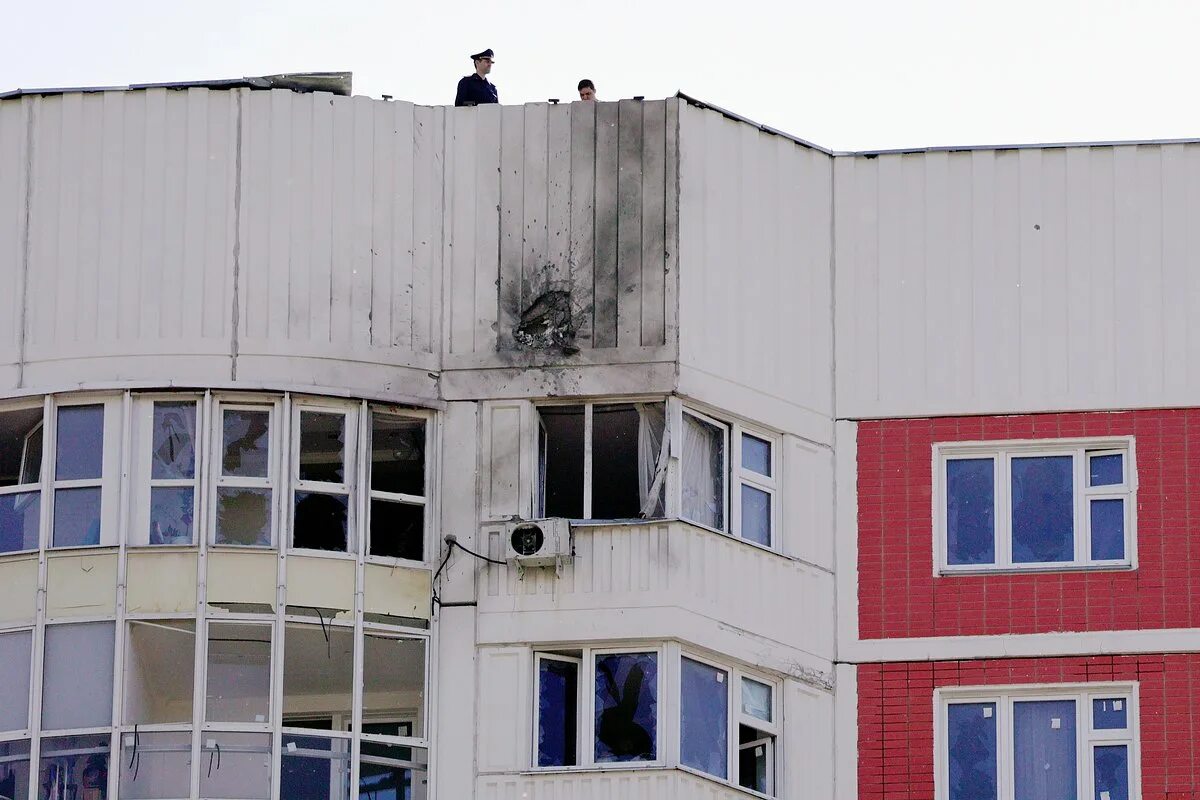 Дом. Многоэтажки. Жилье для военных. Падение многоэтажного дома.