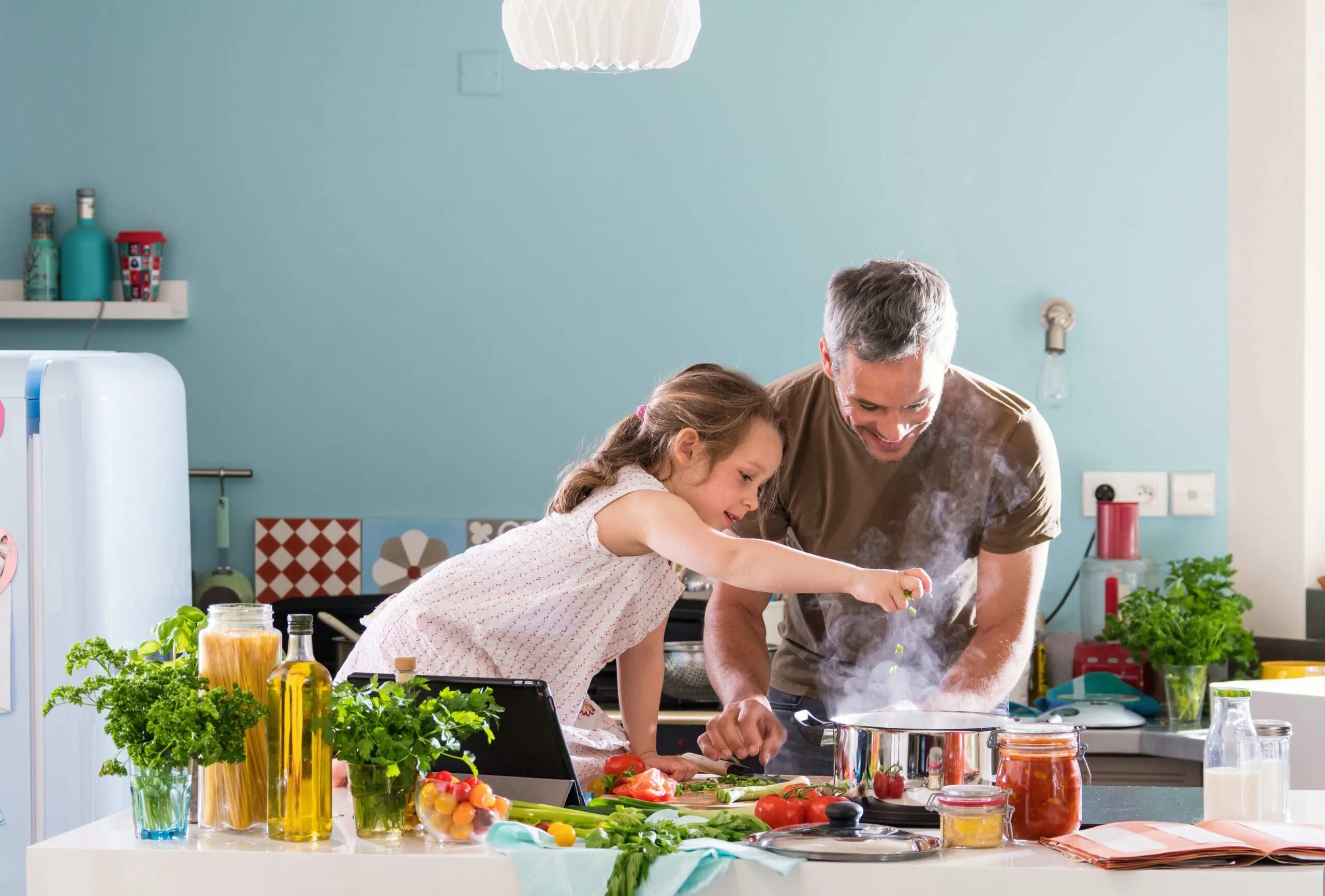 Семья на кухне. Готовка на кухне. Счастливая семья на кухне. Семья кухня обед.