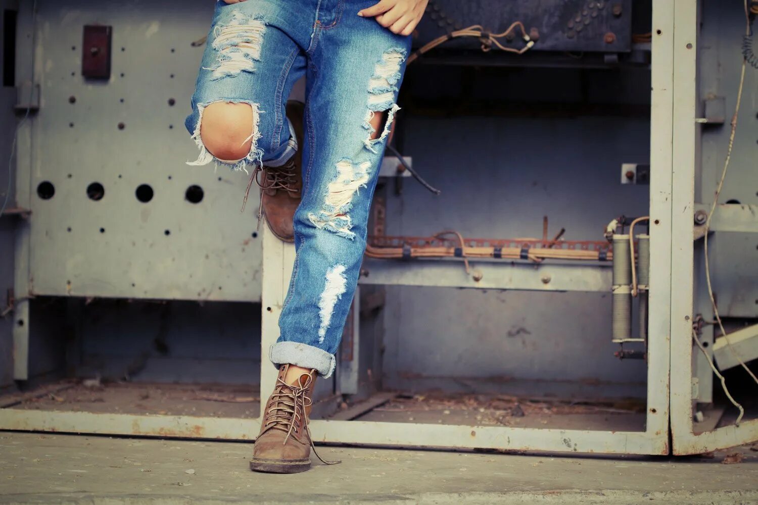 Джинсы воняют. Рваные джинсы. Креативные джинсы. Девушка в рваных джинсах.