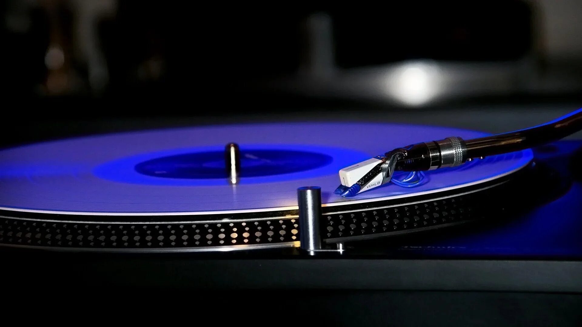 Виниловый проигрыватель dj 80е. Музыкальный фон для фотошопа. Девушка в движении. Динамичная музыка для рилс. Динамичная музыка для видео без ап.