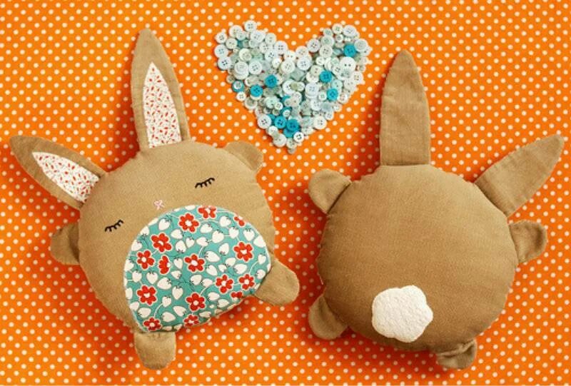 Простая игрушка своими руками из ткани. Сшить игрушку. маленькие игрушки из ткани. сшитые игрушки из ткани. маленькие шитые игрушки.