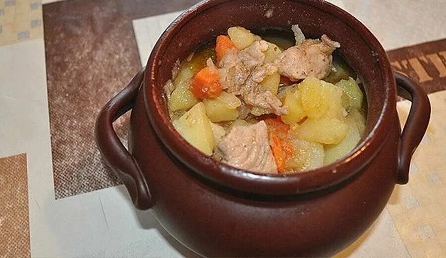 Мясо с картошкой в горшочке со сметаной. Свинина в горшочках с картошкой в духовке. жаркое из свинины с картошкой в горшочках. жаркое из свинины с картошкой в горшочках в духовке. жаркое в горшочках со свининой и картошкой.