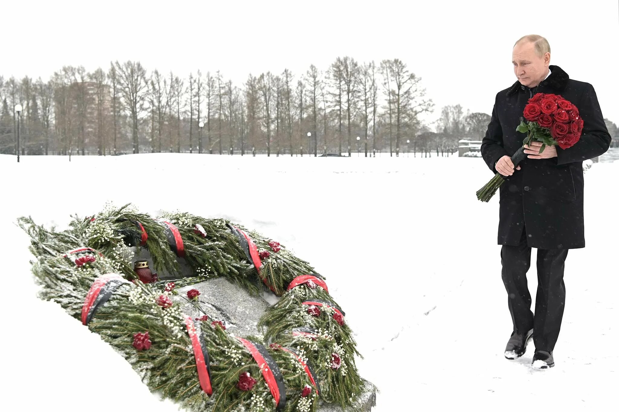 Блокада российских. Возложение цветов на Пискаревском кладбище Путиным.