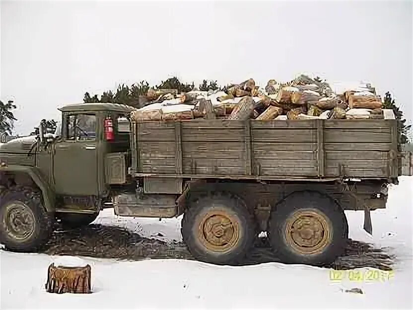 Зил 131 груженый дровами. Зил 130 с дровами. Дрова листвяк зил 131. Машина дров зил. Зил с дровами.