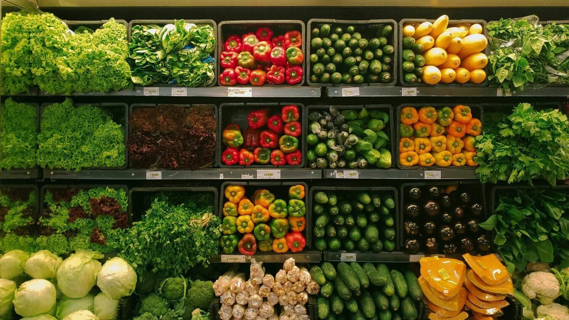 Vegetables shop. Овощи и фрукты. Овощи на прилавке. Прилавок с фруктами. Овощной магазин.