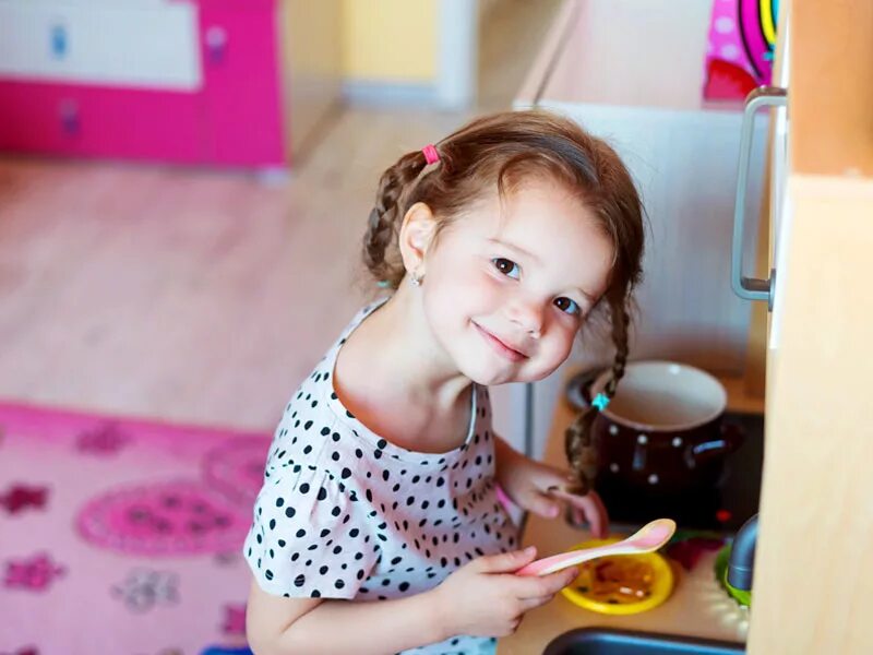 Включи девочка 15. Девочка играет с кухней. Девочка при горячем дома. Фото ребенок играет кухонными щипцами.