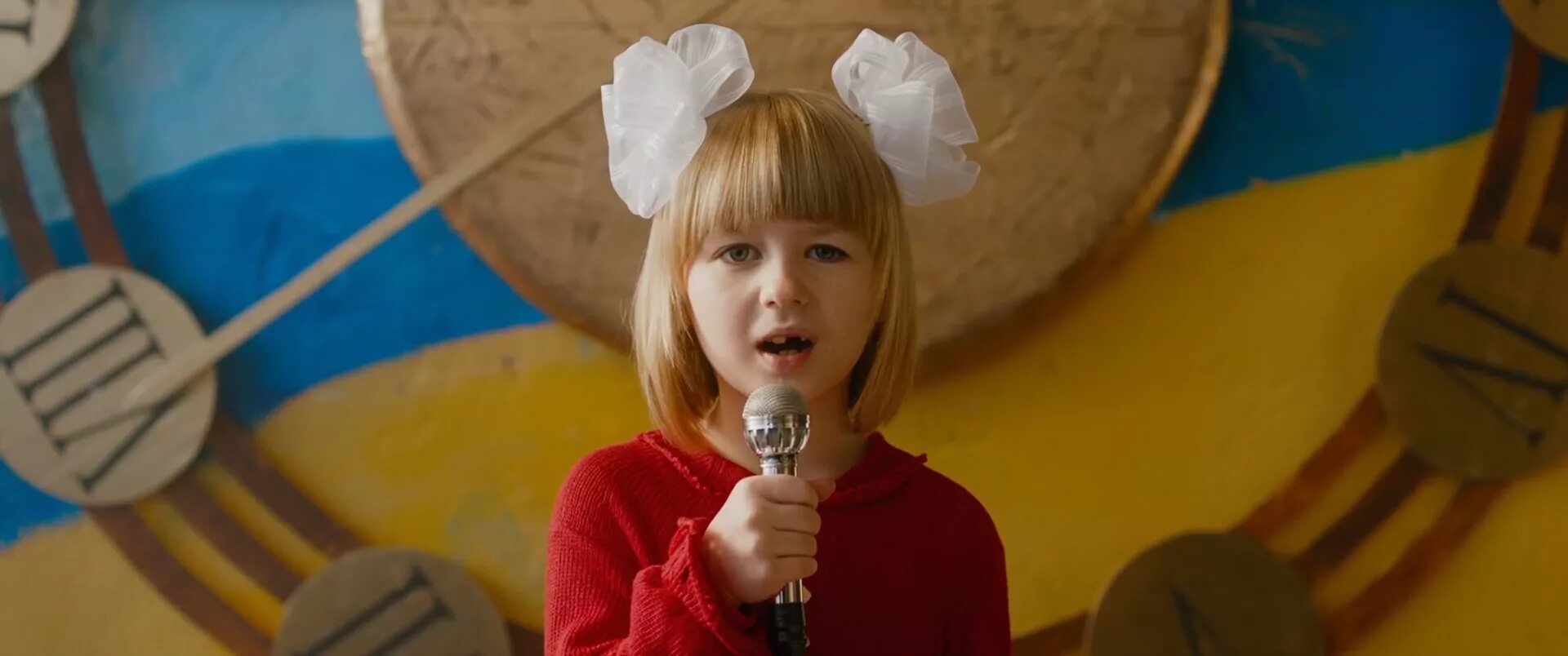 Виктория исакова жги. Настя петрик песни. Жги кто пел. Жги кто пел. Девушка поет в микрофон.