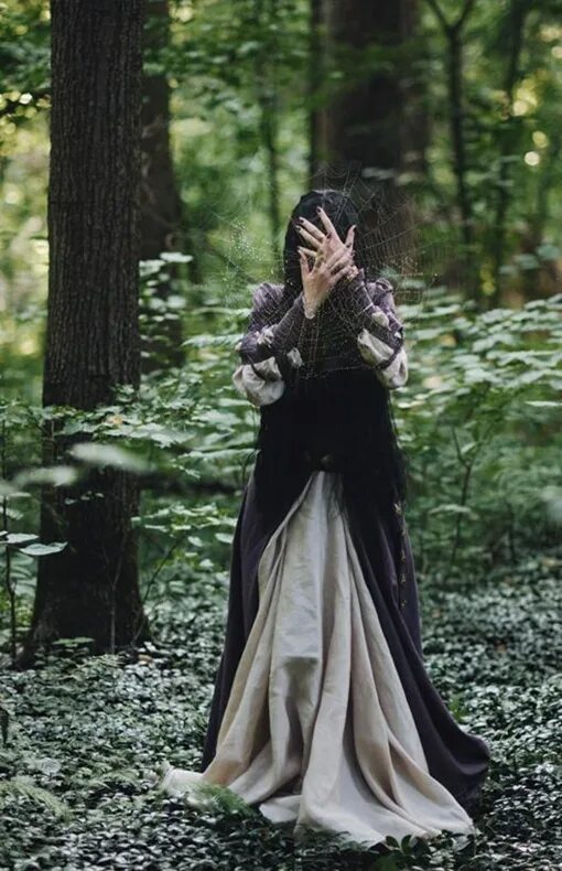 Лесная ведьма часть 1 том 1. Лесная ведьма. Фотосессия ведьма в лесу. Лесная колдунья. Фотосессия в стиле ведьмы в лесу.