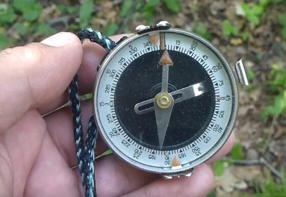 Московский компас спортивное ориентирование лесные. Компас на местности. Ориентирование на местности компас. Ориентирование с компасом в лесу. Ориентация по компасу на местности.