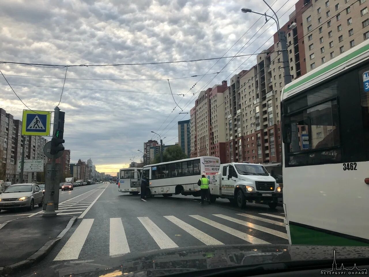 Комендантский проспект новости. Авария на Комендантском проспекте. Метро дубинка. Метро Комендантский остановка.