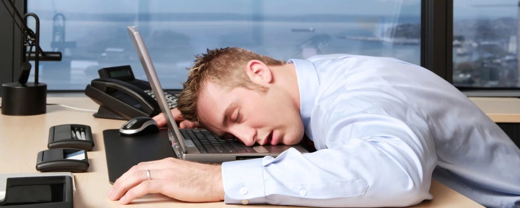 Изменения в рабочем курсе. Уставший человек за столом. Уснул за компом. Устал за компьютером.