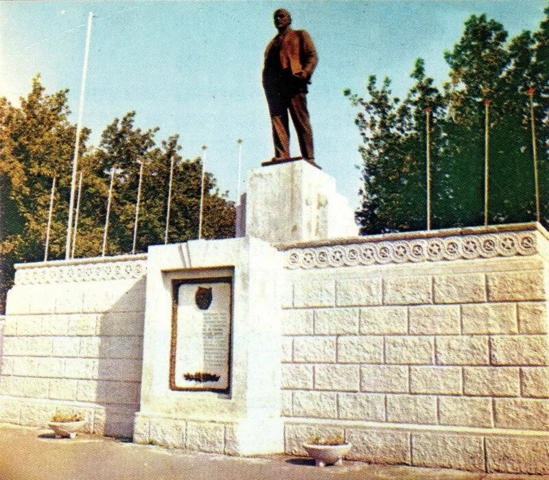 Ленин копейск. Памятник трибуна ленину копейск. Трибуна-памятник памятник трибуна ленину копейск. Ленин копейск. Ленин копейск.